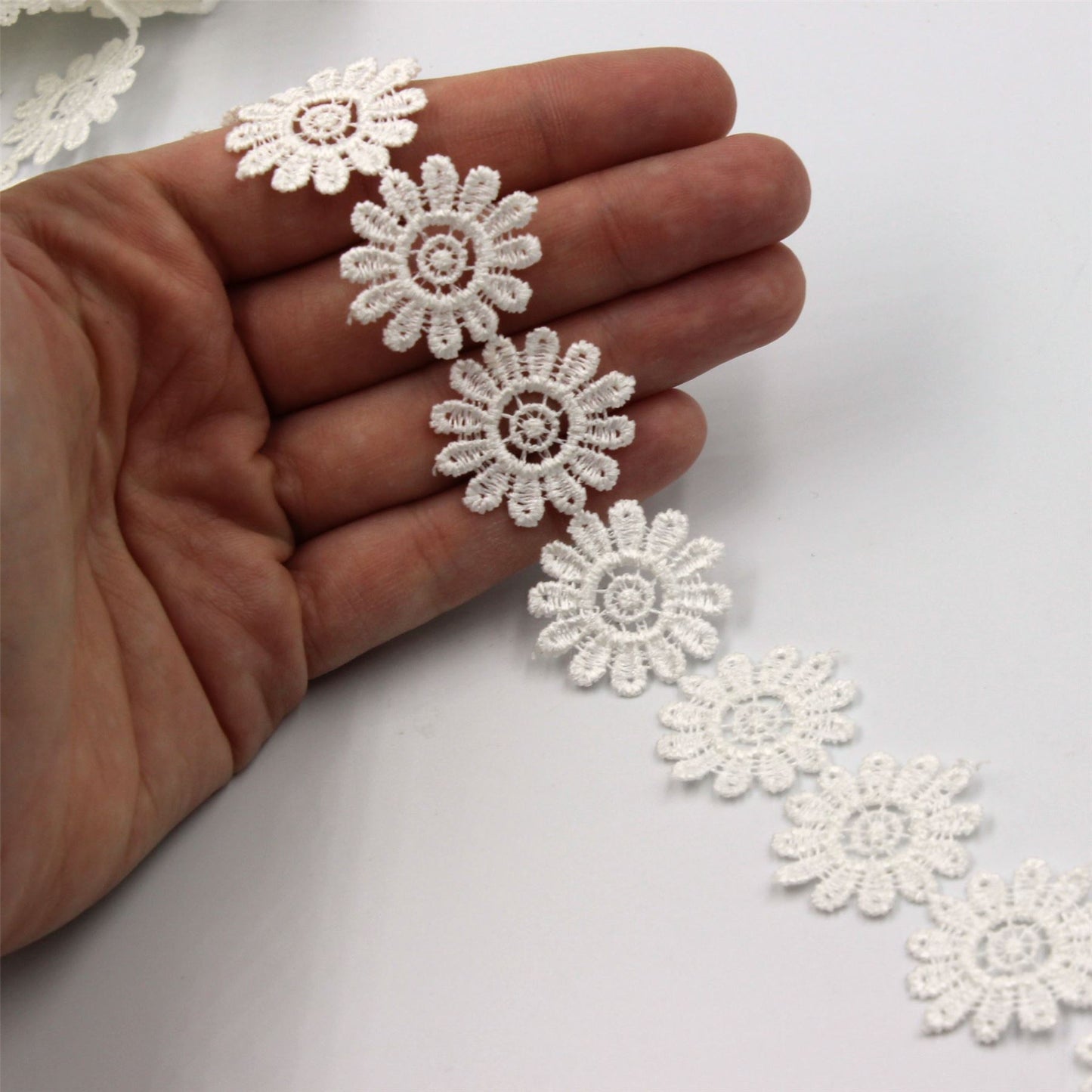 White Daisy Braid White 25mm x1m - 6492