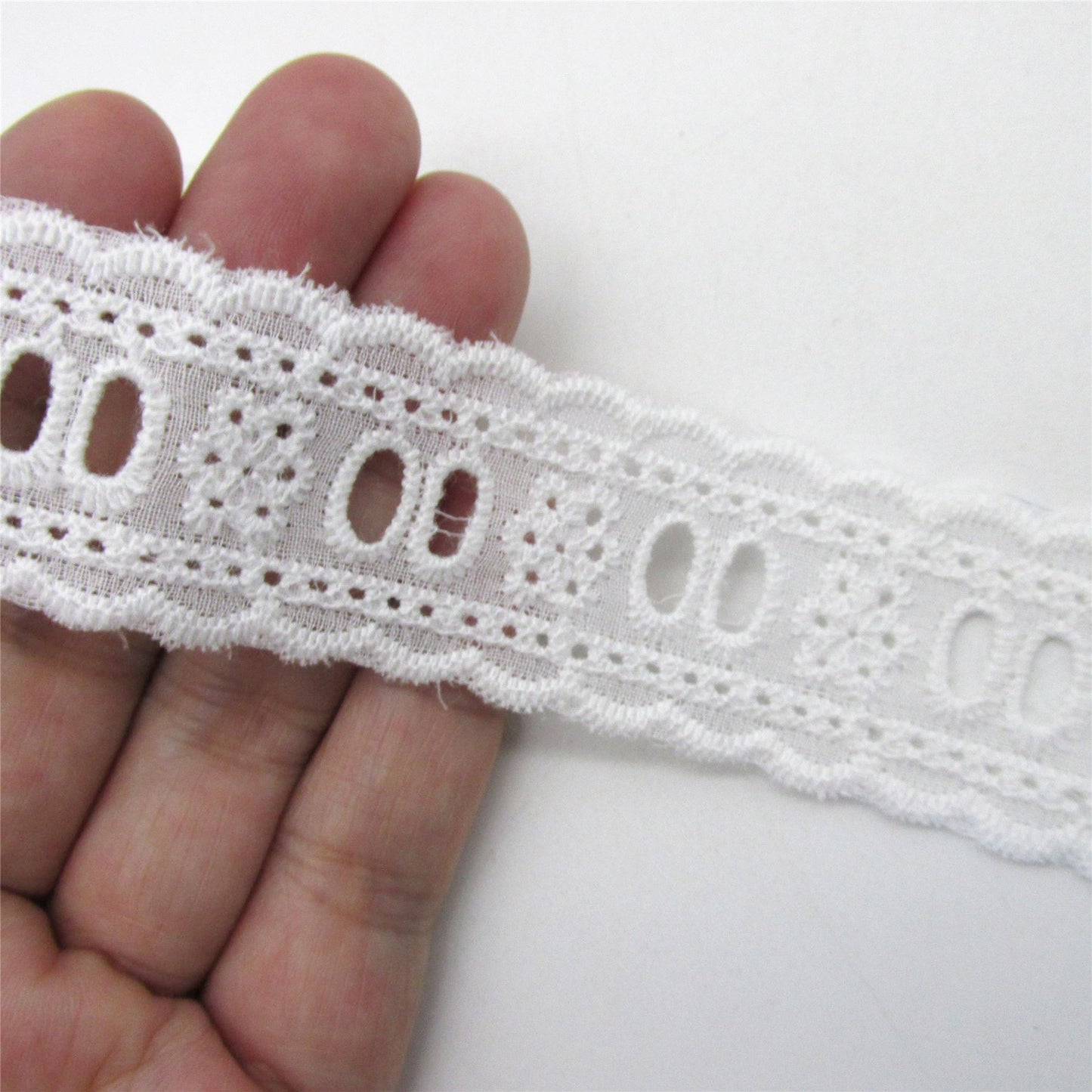 Scalloped Two-hole Flower Broderie Anglaise 28mm x 1m - 5554