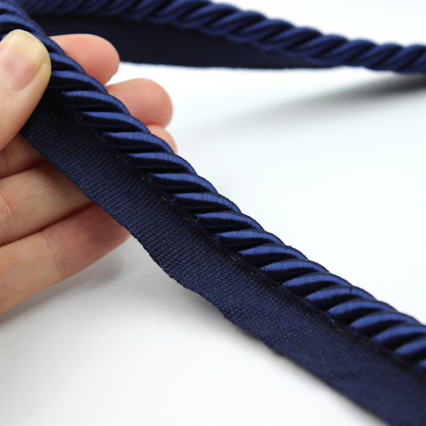 Silky Flanged Twisted Cord Insertion 9896