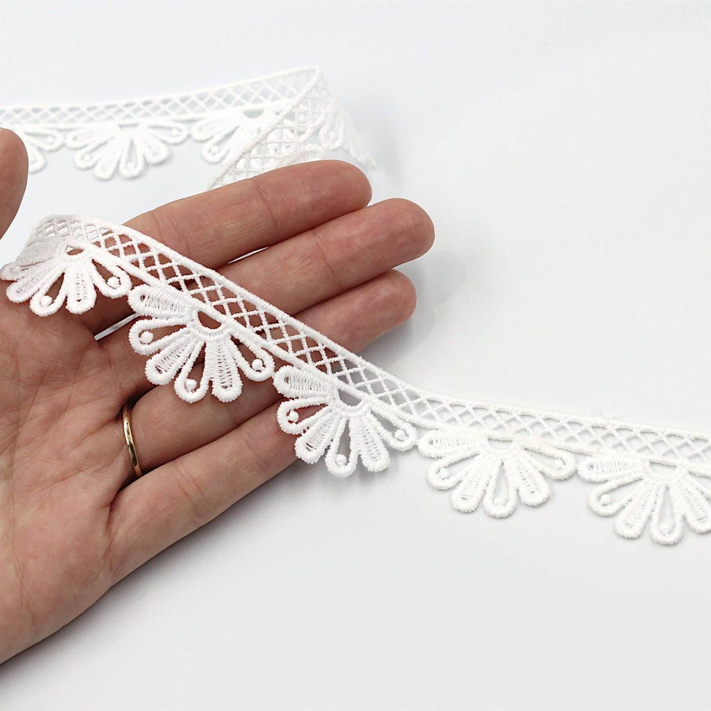 Flower Scalloped Lace - Off-white - 28mm x 1m - 5550