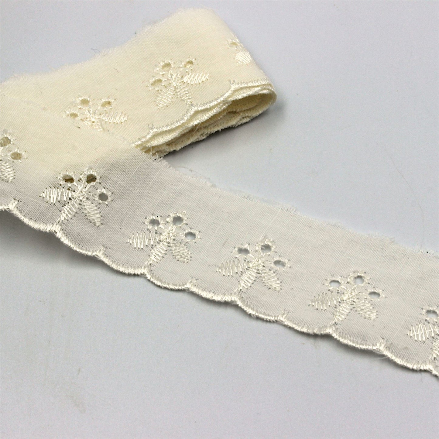 Scalloped Edge Broderie Anglaise Ivory 38mm x1m - 3283