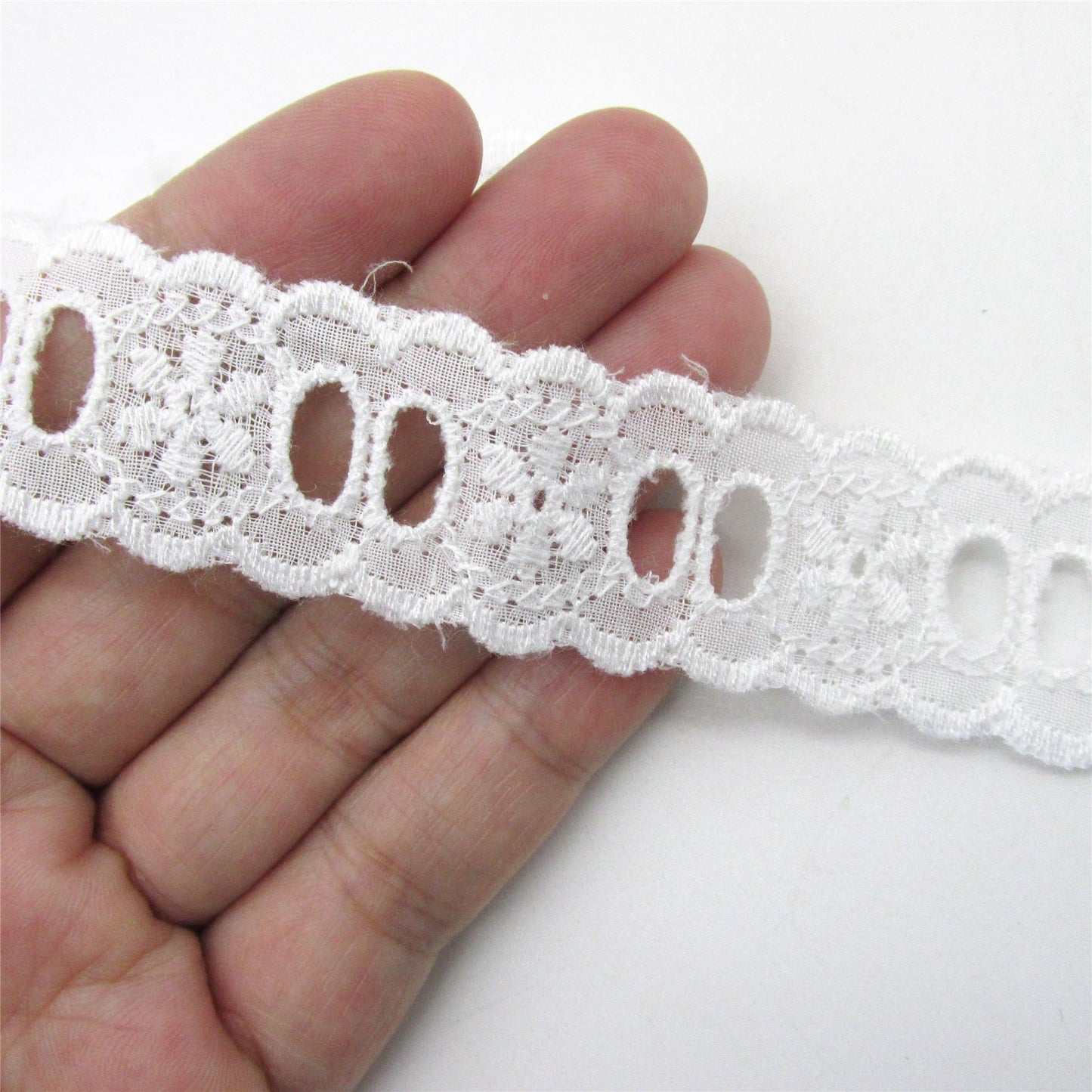 Scalloped Two-hole Flower Broderie Anglaise - White - 24mm x 1m - 8855