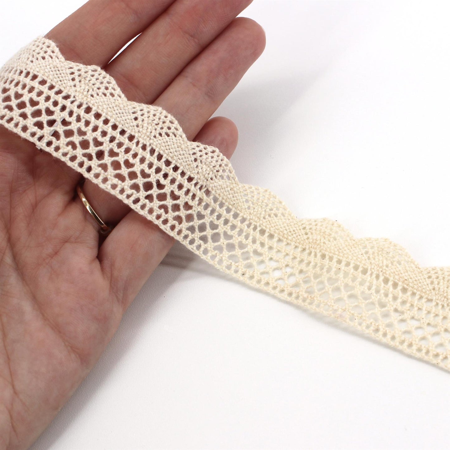 Scalloped Edge Cotton Lace 28mm x 1m - 5556