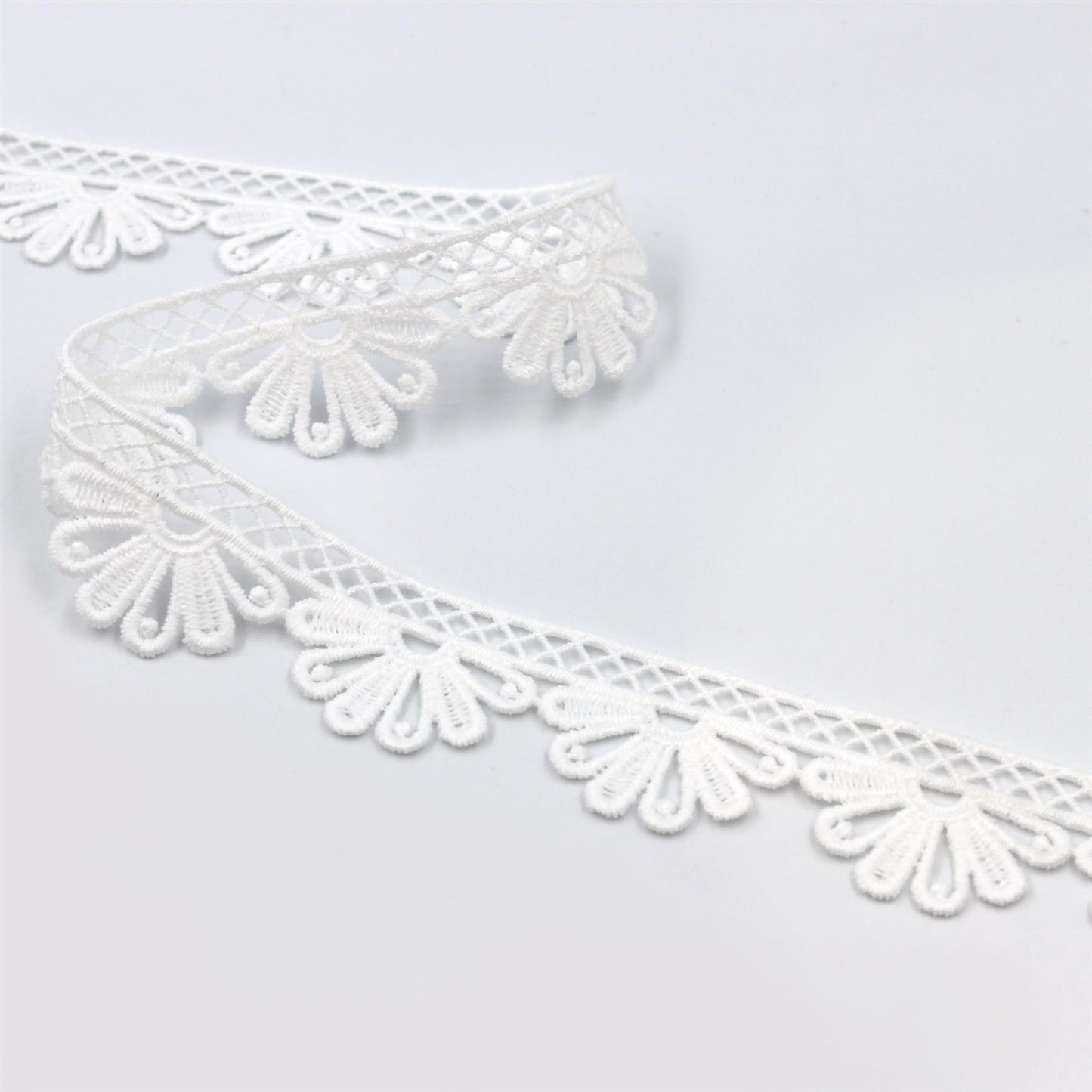 Flower Scalloped Lace - Off-white - 28mm x 1m - 5550