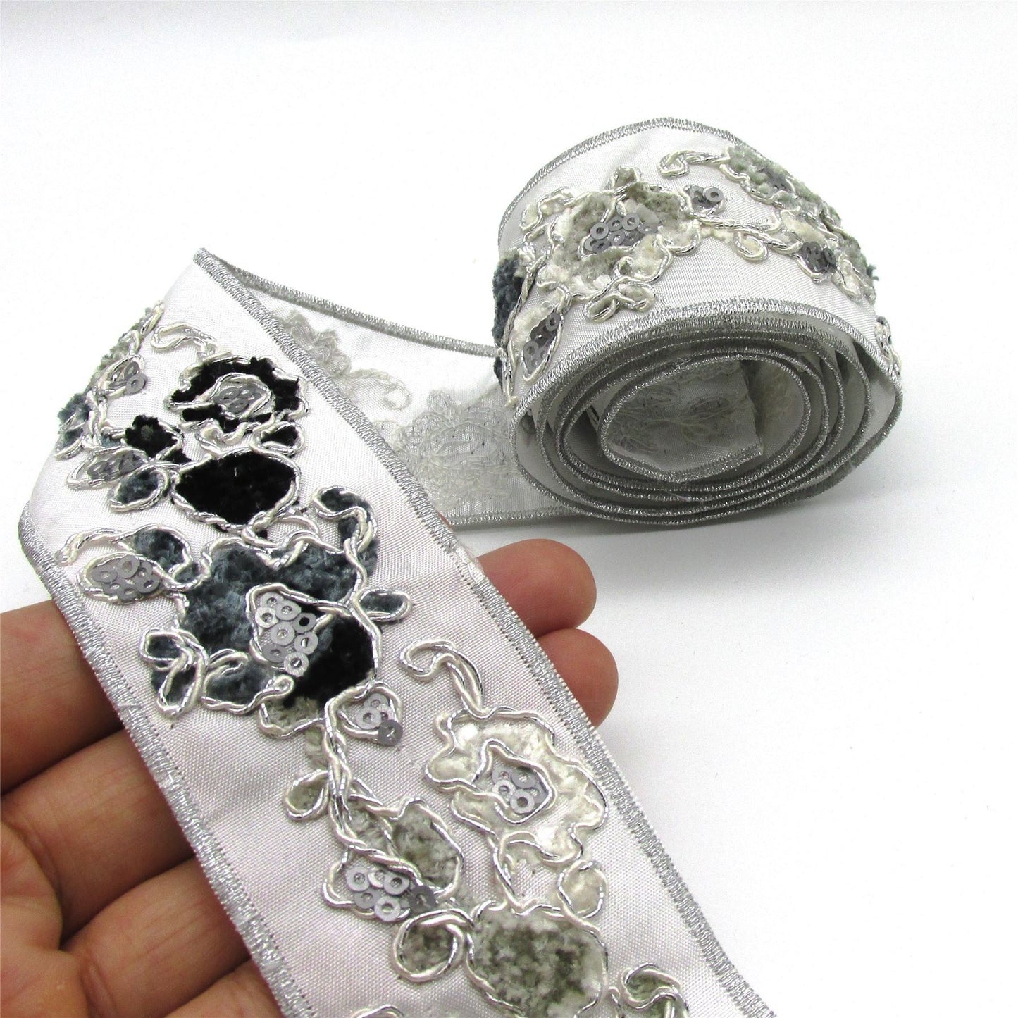 Corded Abstract Braid Flower Design Ecru 46mm x1m - 7615