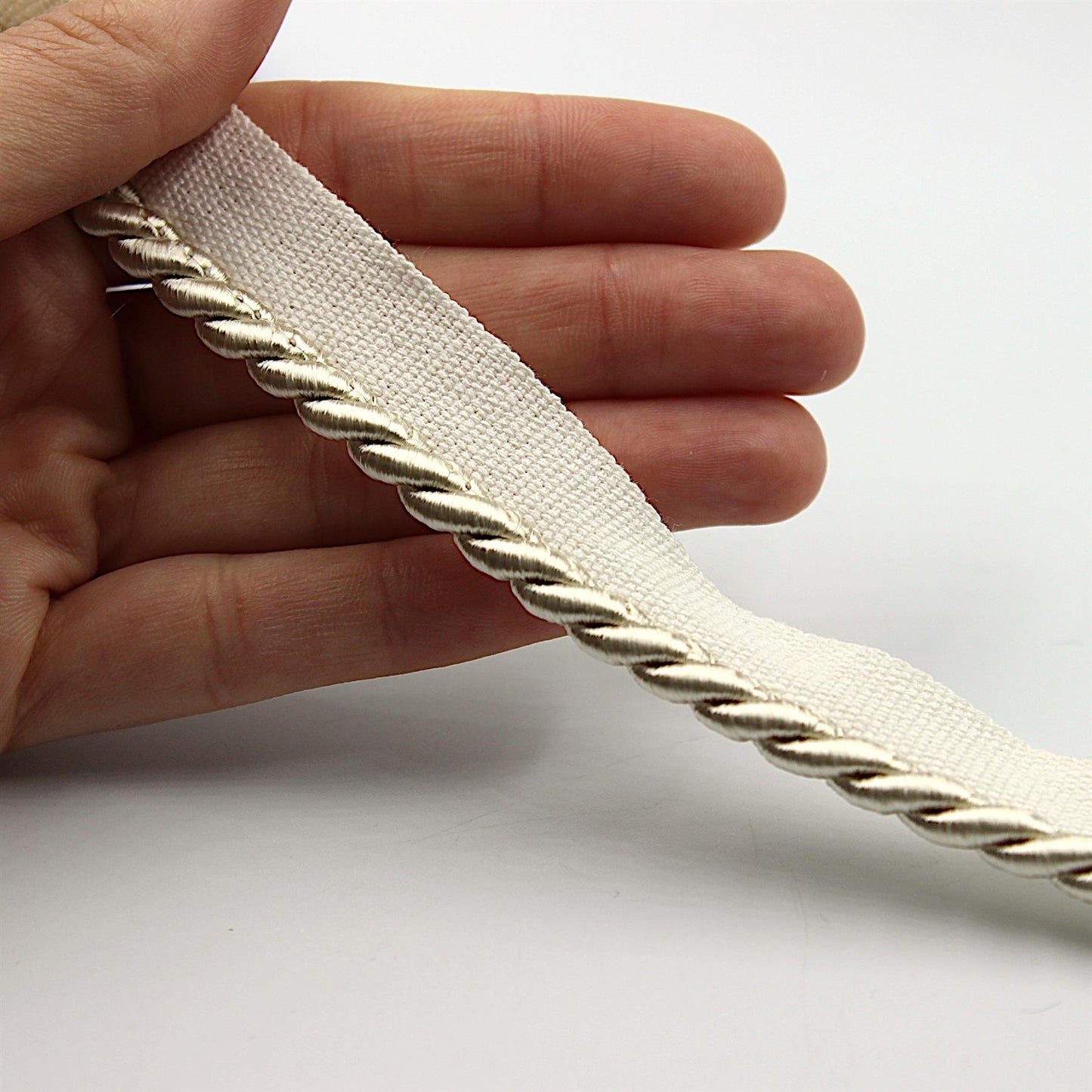 Silky Flanged Twisted Cord Insertion 9896