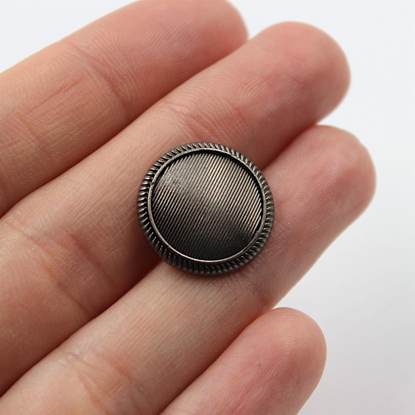 Grooved Metal Shank Button With Crimped Edge x1m - 5525