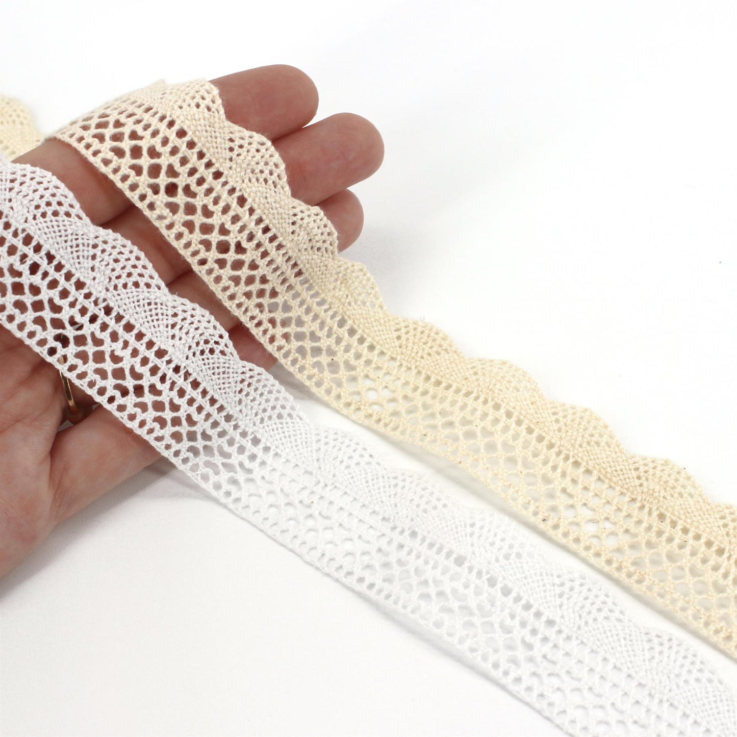 Scalloped Edge Cotton Lace 28mm x 1m - 5556