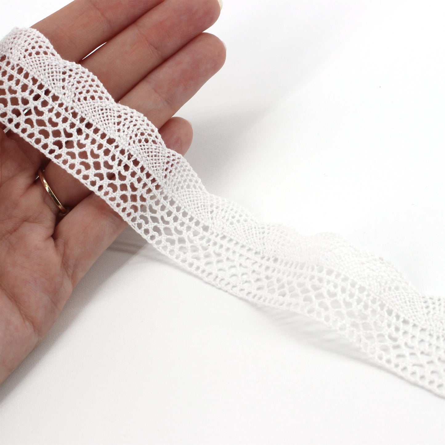 Scalloped Edge Cotton Lace 28mm x 1m - 5556