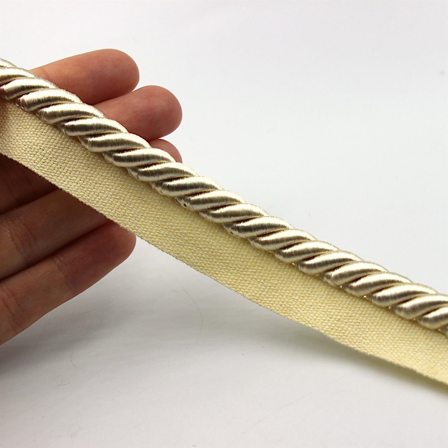 Silky Flanged Twisted Cord Insertion 9896