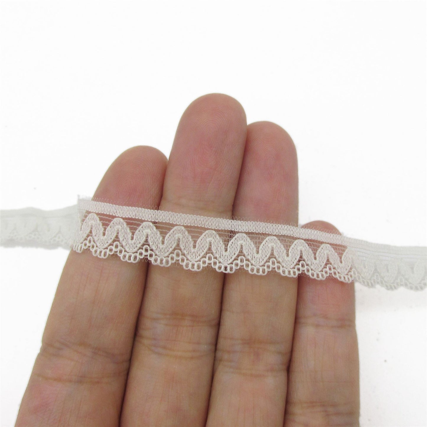 Narrow Lace with Wavy Pattern - Cream - 10mm - by the metre - 5407