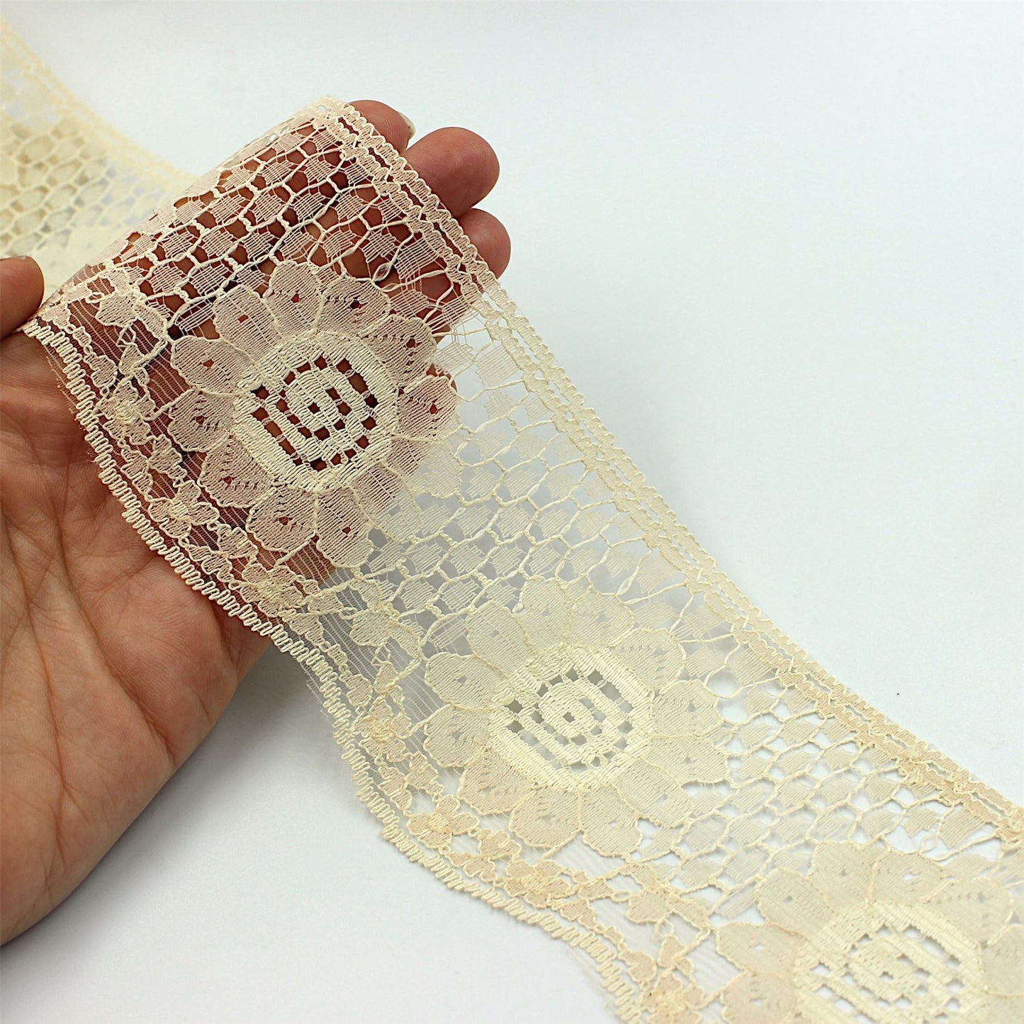 Wide Scalloped Lace 8cm 3280