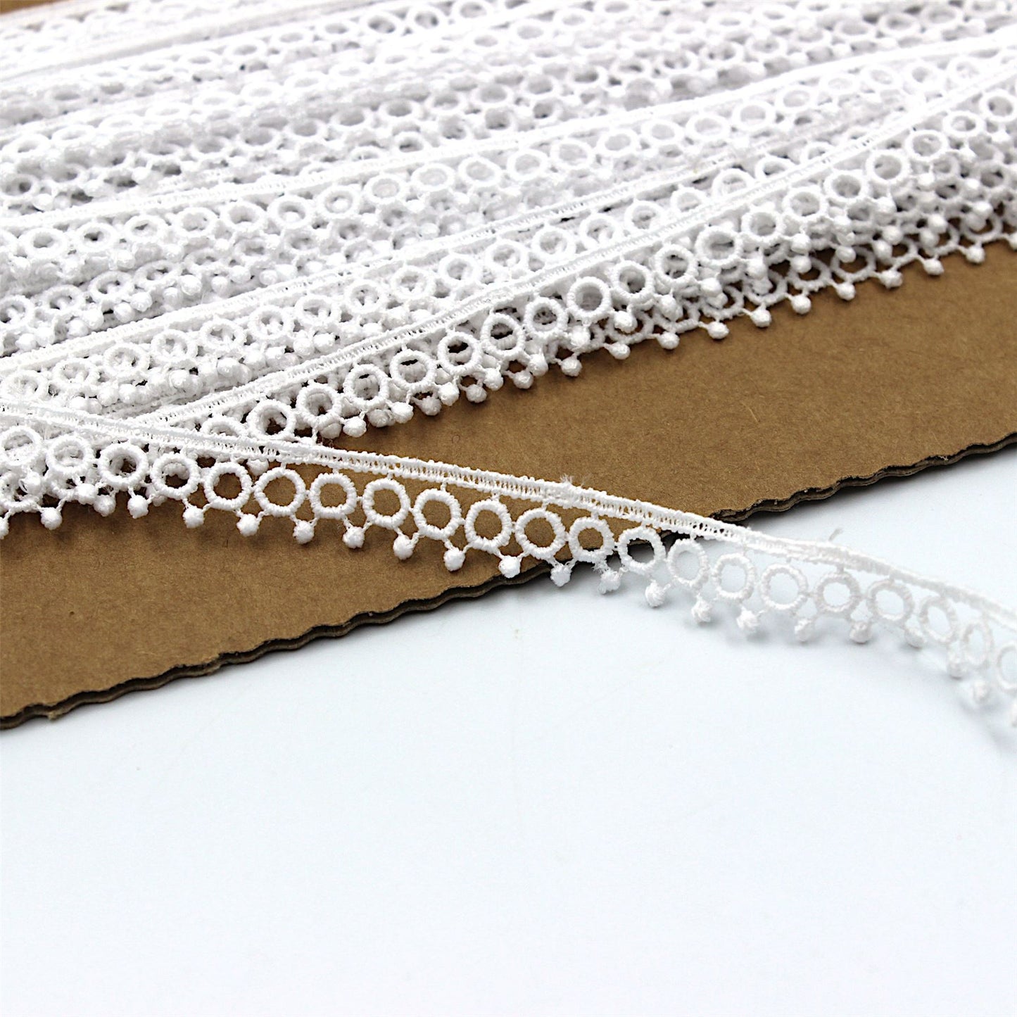 Small Lace With Circle Design WHITE 11mm 7414