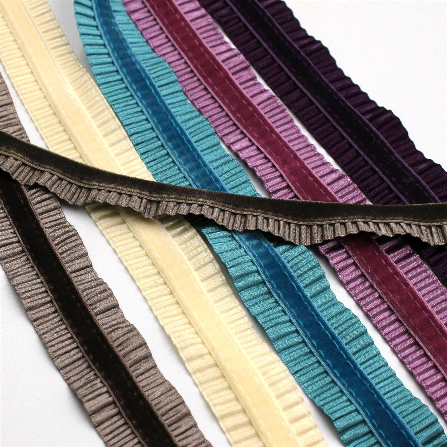 Stretch Pleated Edge Velvet Trim x 1m - 9310