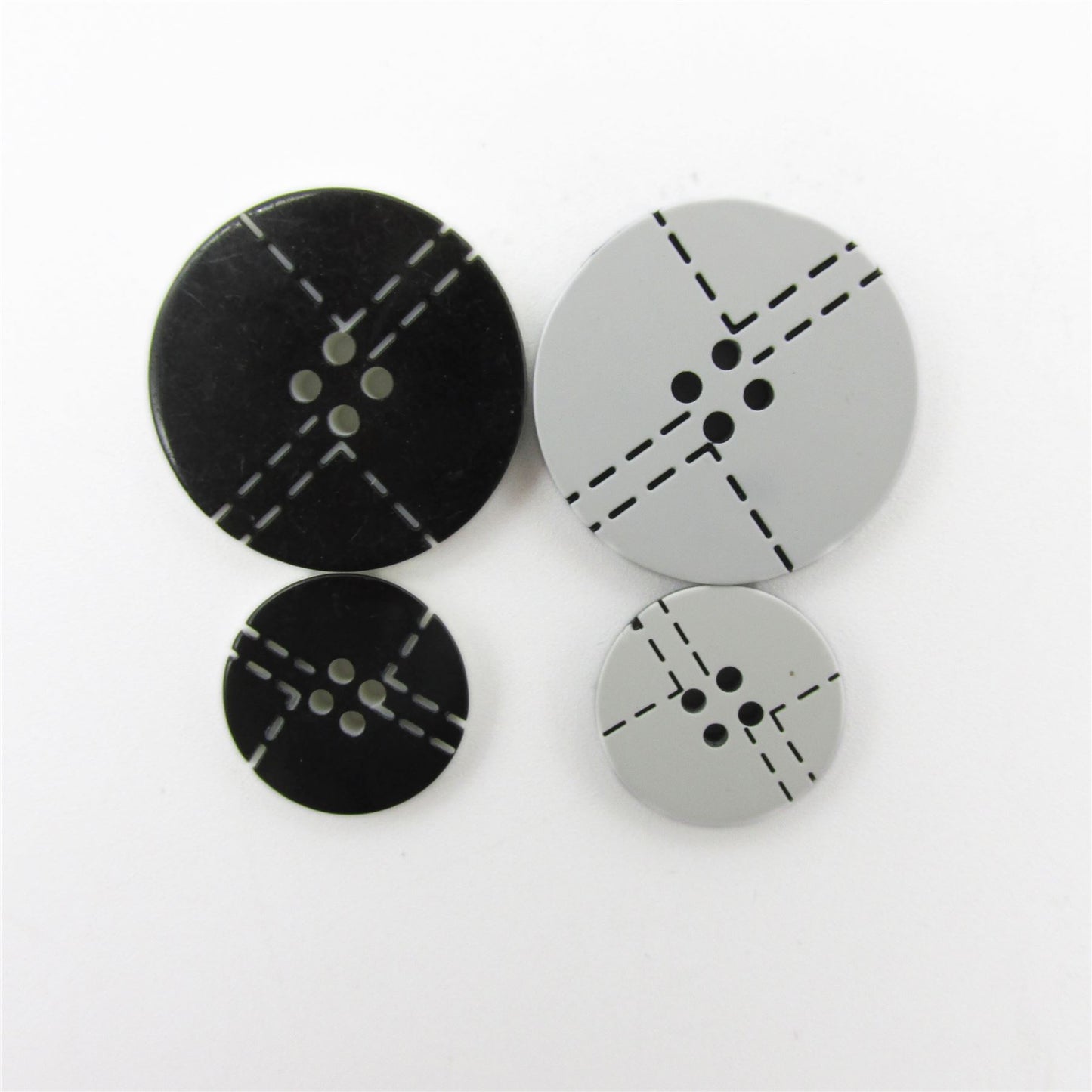 Button with Contrasting Stitch Pattern - 5324