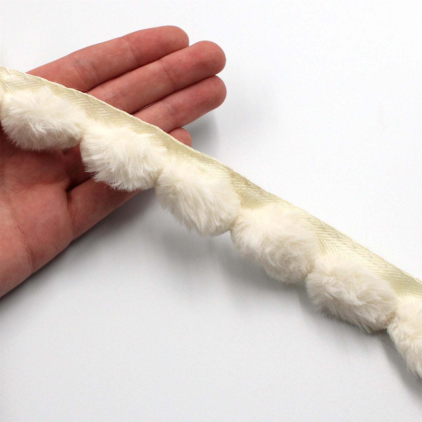 Fluffy Pom Pom Insertion 35mm x 1m - 5509
