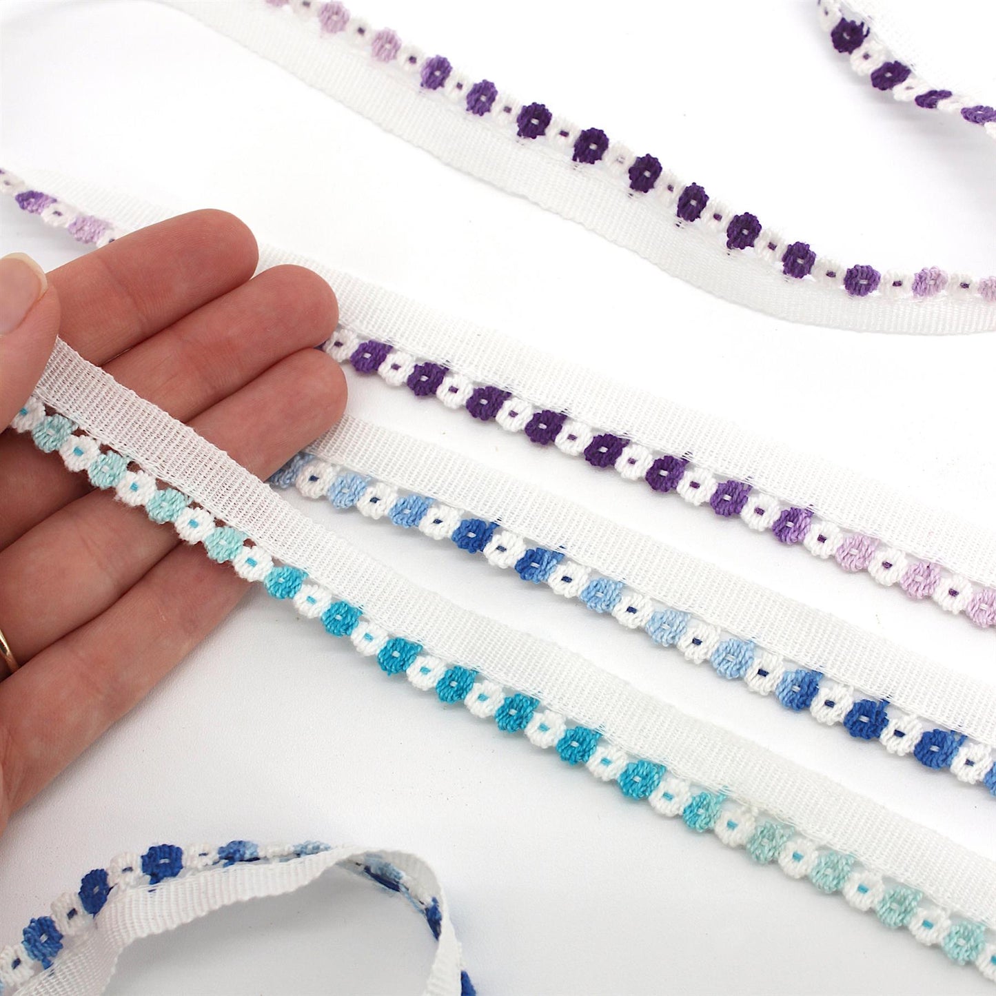 Small Flower Trim - 17mm - by the metre - 4743