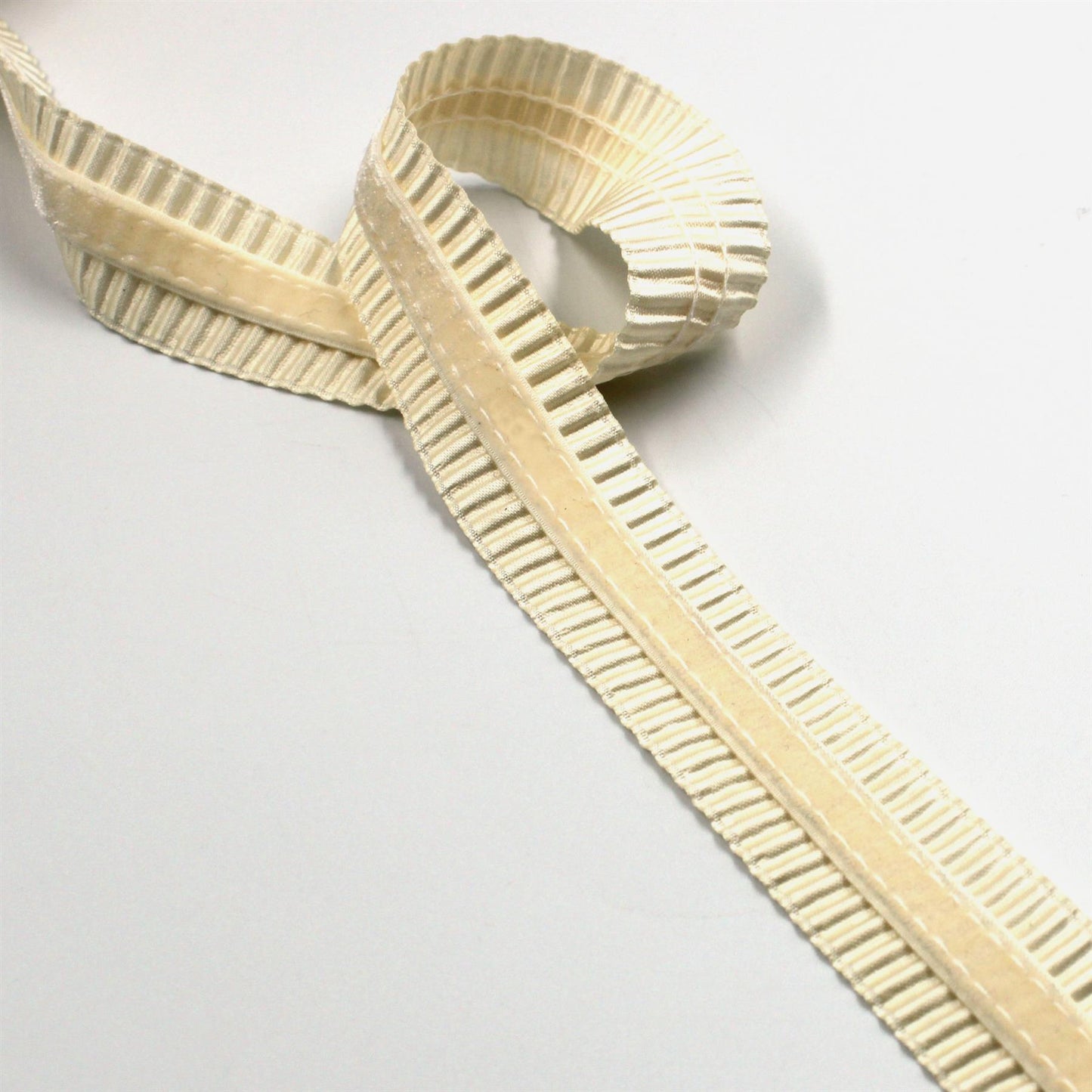 Stretch Pleated Edge Velvet Trim x 1m - 9310