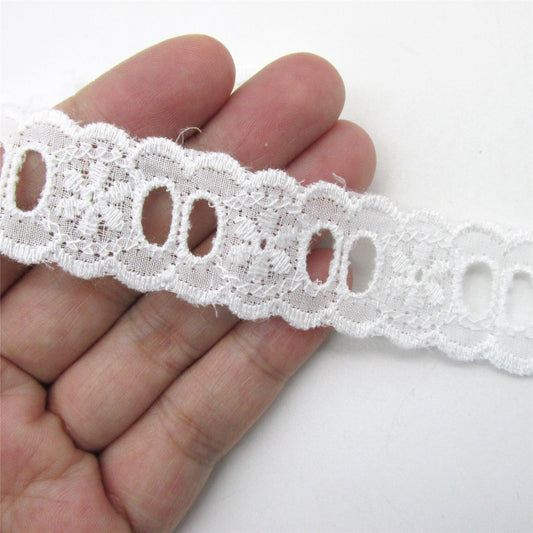 Scalloped Two-hole Flower Broderie Anglaise - White - 24mm x 1m - 8855