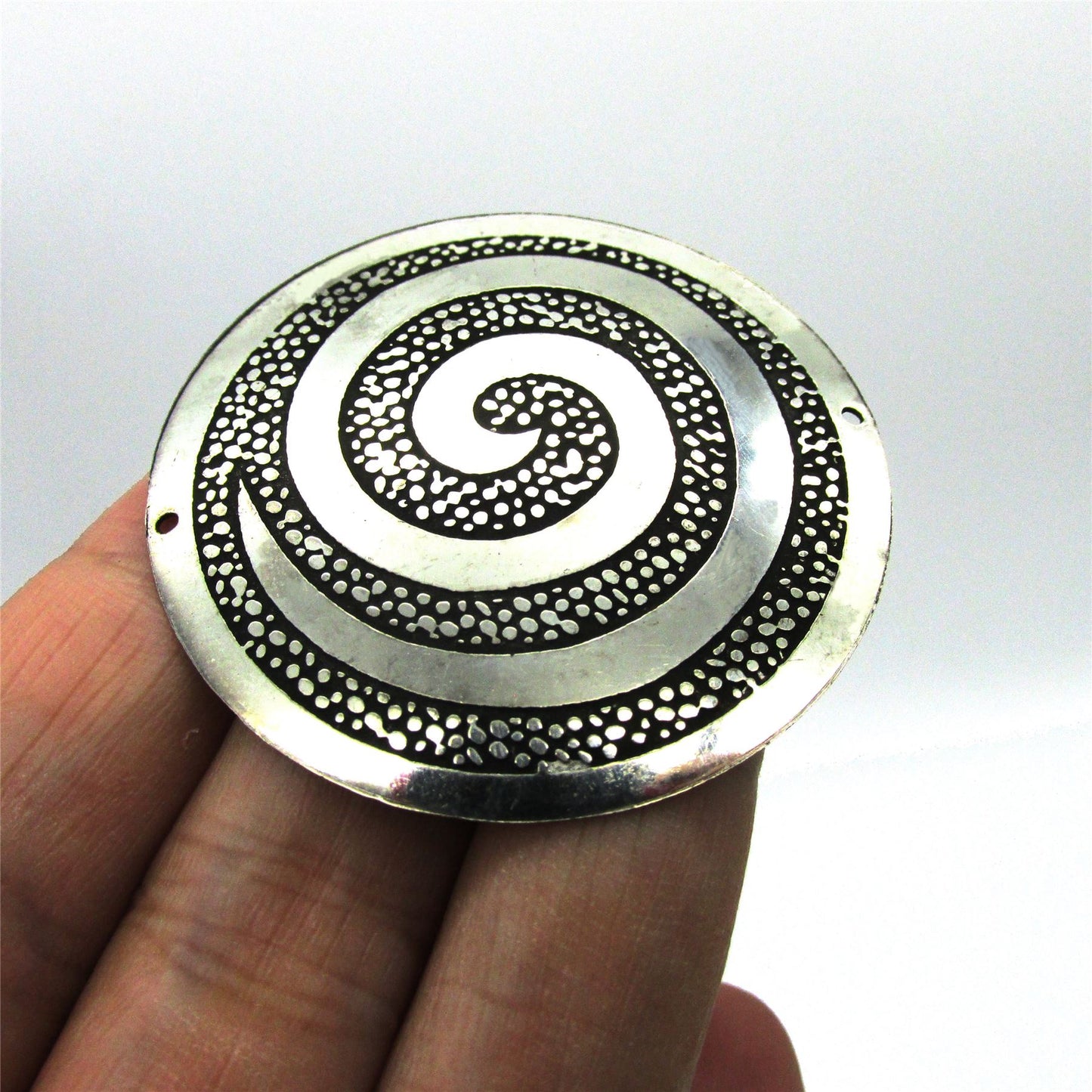 Swirl Metal Round Plate SILVER 47mm 9978